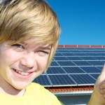 Jugendlicher vor Solaranlage