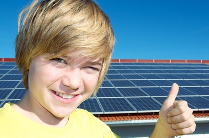 Jugendlicher vor Solaranlage